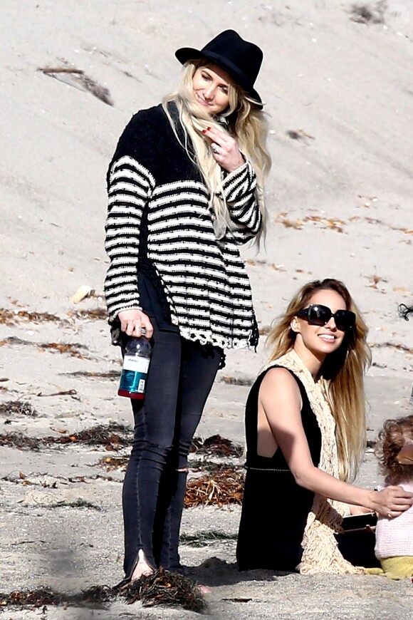 Les jeunes fiancés Ashlee Simpson et Evan Ross lors d'une session plage avec Diana Ross à Malibu, le 28 mars 2014.
