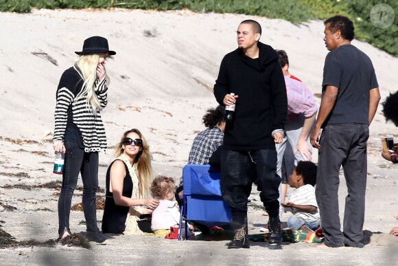 Les jeunes fiancés Ashlee Simpson et Evan Ross lors d'une session plage avec Diana Ross à Malibu, le 28 mars 2014.