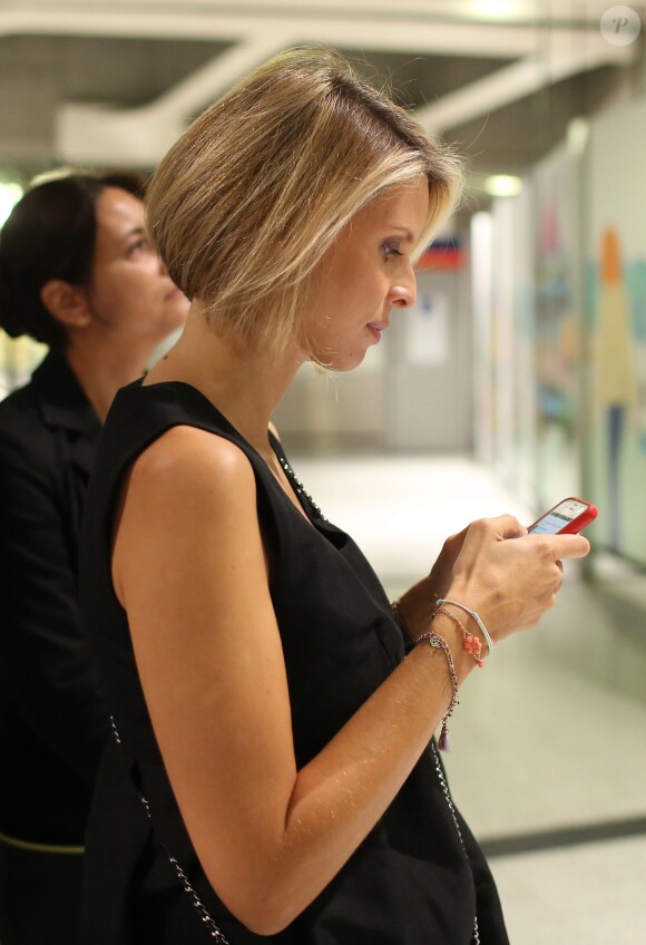 Sylvie Tellier - on devine ses premières rondeurs - attend Marine Lorphelin à l'aéroport de Roissy Charles de Gaulle de retour de Bali où elle est arrivée première dauphine lors de l'élection Miss Monde 2013. Le 30 septembre 2013.