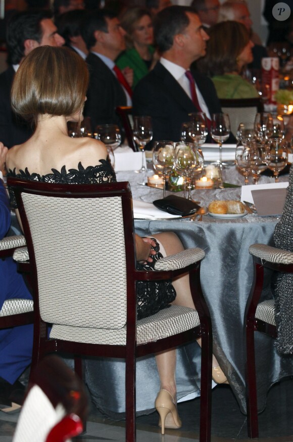La princesse des Asturies, de dos, lors du dîner de gala. Le prince Felipe et la princesse Letizia d'Espagne, avec une étonnante coiffure courte, remettaient le 27 mars 2014 les 14e Prix Nationaux Jeunes Entrepreneurs