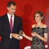 Le prince Felipe et la princesse Letizia d'Espagne, avec une étonnante coiffure courte, remettaient le 27 mars 2014 les 14e Prix Nationaux Jeunes Entrepreneurs