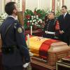 Felipe et Letizia d'Espagne se recueillaient le 24 mars 2014 devant le cercueil contenant la dépouille d'Adolfo Suarez, au Congrès, à Madrid.