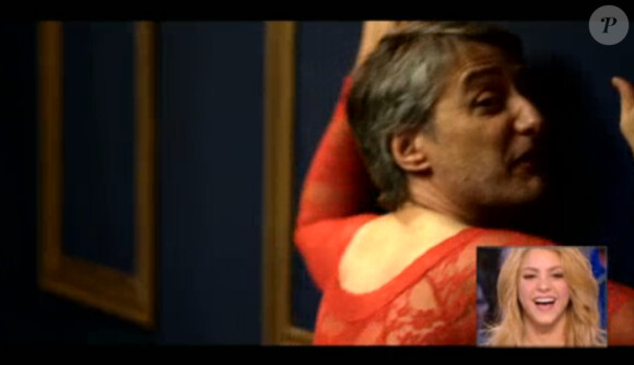 Antoine de Caunes se la joue sexy et parodie le clip de Shakira et Rihanna dans Le Grand Journal de Canal+, le vendredi 28 mars 2014.