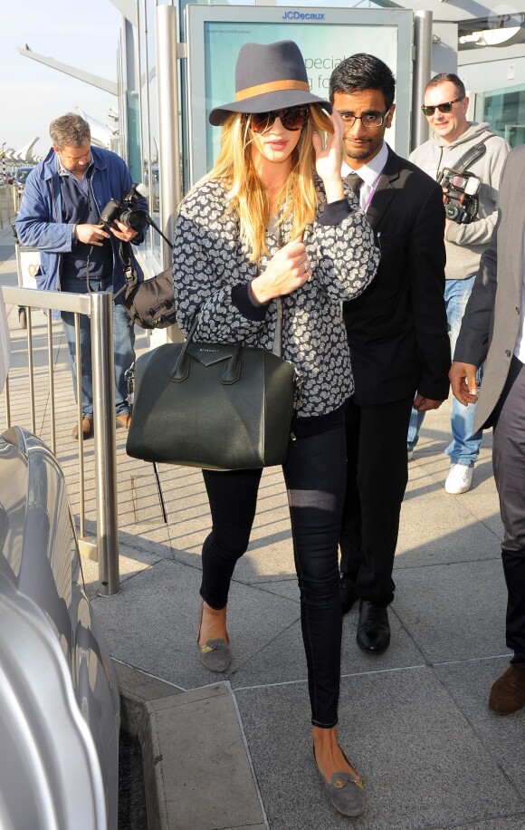 Rosie Huntington-Whiteley arrive l'aéroport d'Heathrow à Londres, après un vol en provenance de Los Angeles. Le 29 mars 2014.