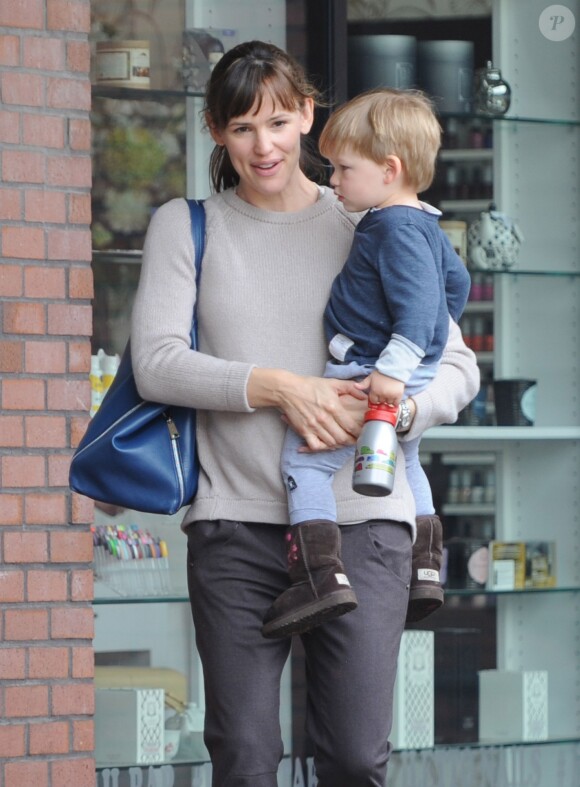 Jennifer Garner va chercher son fils Samuel à son cours de gym à Brentwood, le 25 mars 2014.