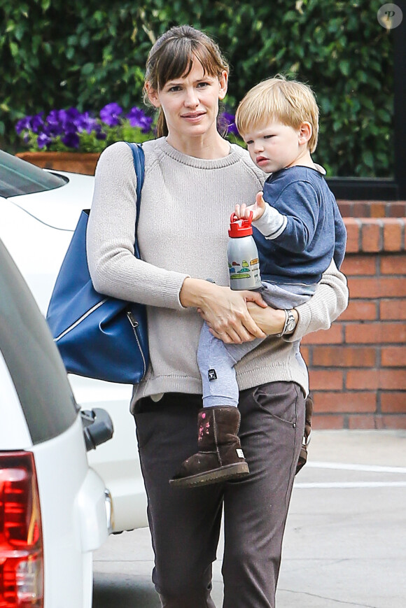 Jennifer Garner va chercher son fils Samuel à Brentwood, le 25 mars 2014.