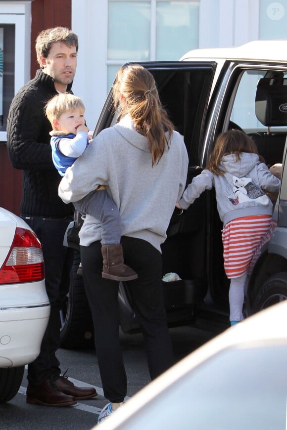 Jennifer Garner et Ben Affleck avec Seraphina et Samuel en quittant le marché de Brentwood, Los Angeles,le 26 mars 2014.