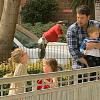 Ben Affleck s'amuse avec les enfants, Violet, Seraphina et Samuel, dans un parc de Beverly Hills, Los Angeles, le 29 mars 2014.