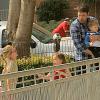 Ben Affleck s'amuse avec les enfants, Violet, Seraphina et Samuel, dans un parc de Beverly Hills, Los Angeles, le 29 mars 2014.