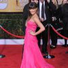Lea Michele ose la frange sur tapis rouge pour un look glamour