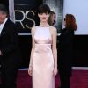 Anne Hathaway ose la frange sur tapis rouge pour un look glamour