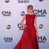 Taylor Swift ose la frange sur tapis rouge pour un look glamour