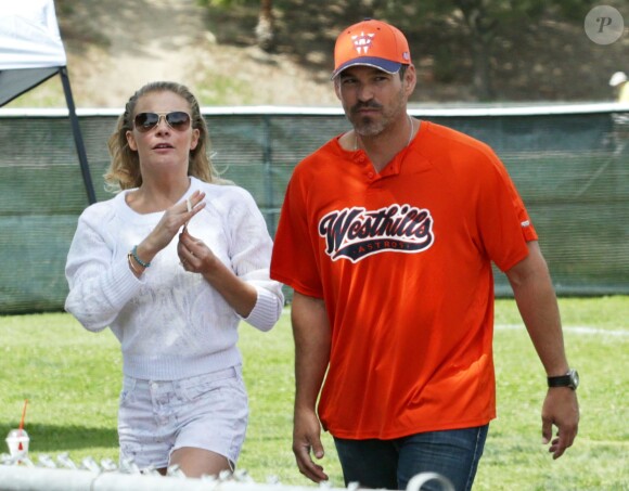 Exclusif - Eddie Cibrian va regarder ses fils jouer au baseball en compagnie de sa femme LeAnn Rimes à Calabasas, le 23 mars 2014.