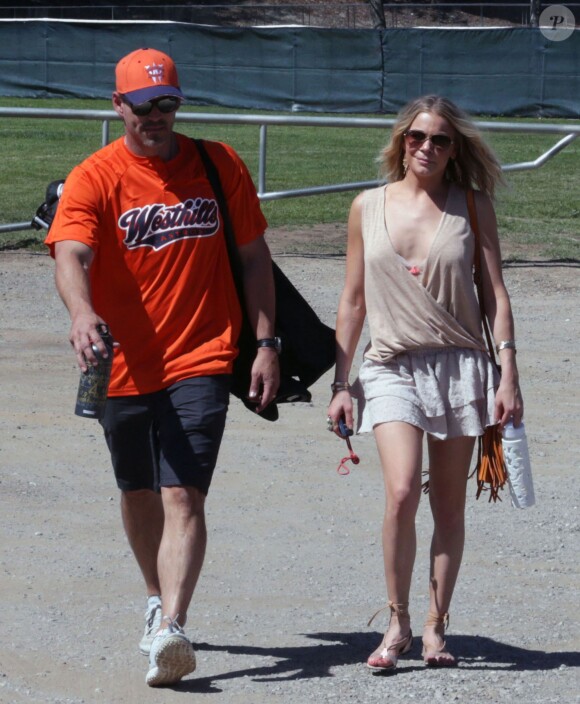 LeAnn Rimes rejoint son mari Eddie Cibrian après son match de baseball à Calabasas, le 16 mars 2014. 
