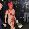 Lady Gaga arrive au théâtre Roseland dans un taxi recouvert de roses, le jour de son anniversaire (28 ans) à New York, le 28 mars 2014.
