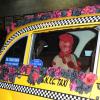 Lady Gaga arrive au théâtre Roseland dans un taxi recouvert de roses, le jour de son anniversaire (28 ans) à New York, le 28 mars 2014. 