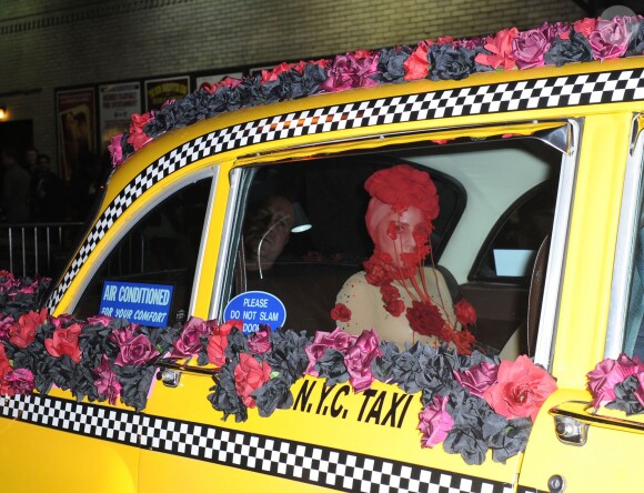 Lady Gaga arrive au théâtre Roseland dans un taxi recouvert de roses, le jour de son anniversaire (28 ans) à New York, le 28 mars 2014. 