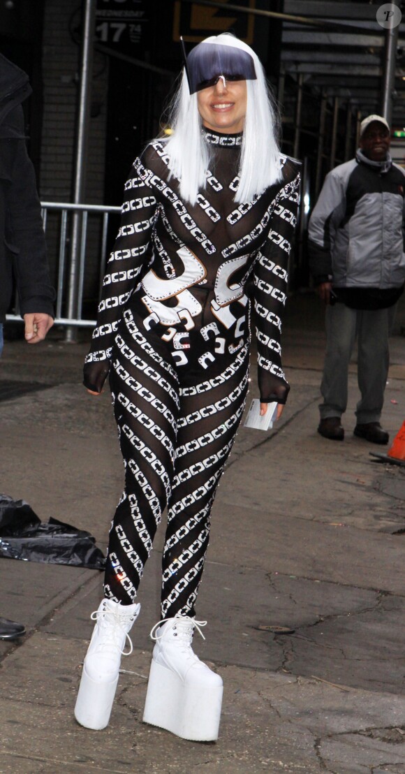 Lady Gaga à la sortie du théâtre Roseland avec une tenue différente, le jour de son anniversaire, à New York, le 28 mars 2014. 