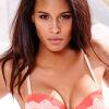 Cindy Bruna pose pour Victoria's Secret.