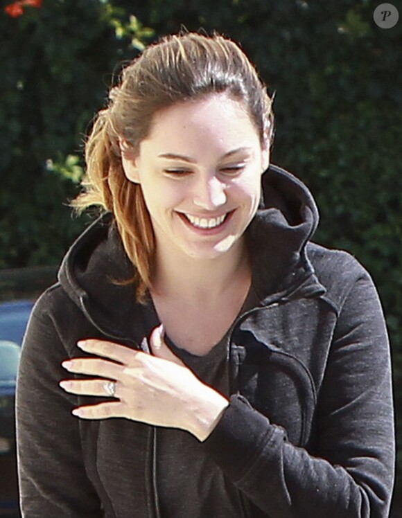 Kelly Brook, souriante à Los Angeles, se rend dans un club de sport avec sa bague de fiançailles au doigt. Le 31 mars 2014.