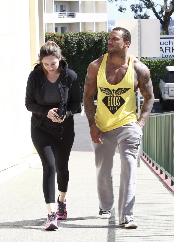 Kelly Brook et son fiancé David McIntosh, amoureux et sportifs, se rendent dans un club de gym. Los Angeles, le 31 mars 2014.