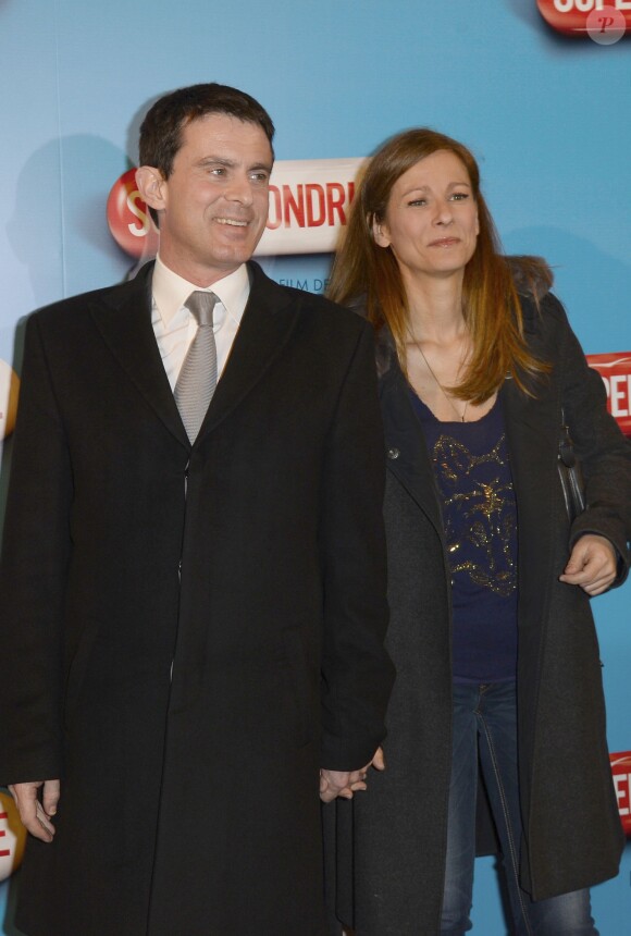 Manuel Valls et sa femme Anne Gravoin - Avant-première du film "Supercondriaque" au Gaumont Opéra à Paris, le 24 février 2014.