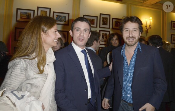 Manuel Valls et sa femme Anne Gravoin, Edouard Baer - Générale de la pièce "La porte à côté" au Théâtre Édouard VII à Paris, le 10 fevrier 2014.