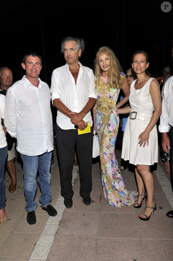 Manuel Valls, le philosophe Bernard-Henri Levy et sa femme l'actrice Arielle Dombasle, et Anne Gravoin, posent pour une photo souvenir après le concert du 'Travelling Quartet' d'Anne Gravoin, dans le cadre du Off du 64eme Festival de Musique de Menton, dans le sud de la France le 5 août 2013.