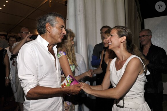 Le philosophe Bernard-Henri Levy et sa femme l'actrice Arielle Dombasle felicitent les artistes après le concert du 'Travelling Quartet' d'Anne Gravoin, dans le cadre du Off du 64eme Festival de Musique de Menton, dans le sud de la France le 5 août 2013.