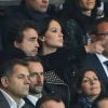 Arnaud Lagardère concentré aux côtés de sa femme Jade Foret pendant le match de Ligue des Champions entre le PSG et Chelsea au Parc des Princes à Paris le 2 avril 2014.