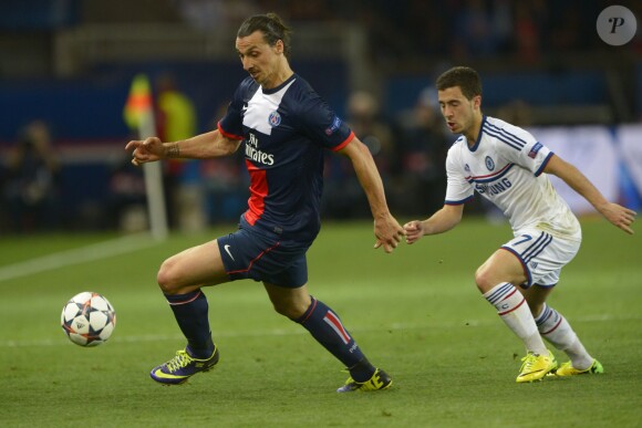 Zlatan Ibrahimovic devance Eden Hazard, dans le match entre le Paris Saint-Germain et Chelsea FC, pendant le quart de final aller de la Ligue des Champions, à Paris, le 2 avril 2014