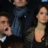 Arnaud Lagardère et Jade Foret amoureux pendant le match de Ligue des Champions entre le PSG et Chelsea au Parc des Princes à Paris le 2 avril 2014.