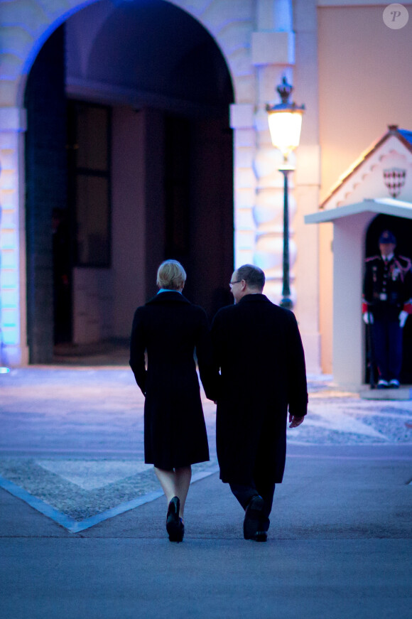 La princesse Charlene de Monaco, accompagnée par son mari le prince Albert, présidait le 2 avril 2014 la cérémonie d'illumination du palais princier, qui s'est couvert de bleu en soutien de la Journée mondiale de sensibilisation à l'autisme et de l'initiative ''Light it up Blue''.