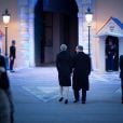 La princesse Charlene de Monaco et le prince Albert rentrant chez eux après avoir présidé le 2 avril 2014 la cérémonie d'illumination du palais princier, qui s'est couvert de bleu en soutien de la Journée mondiale de sensibilisation à l'autisme et de l'initiative ''Light it up Blue''.