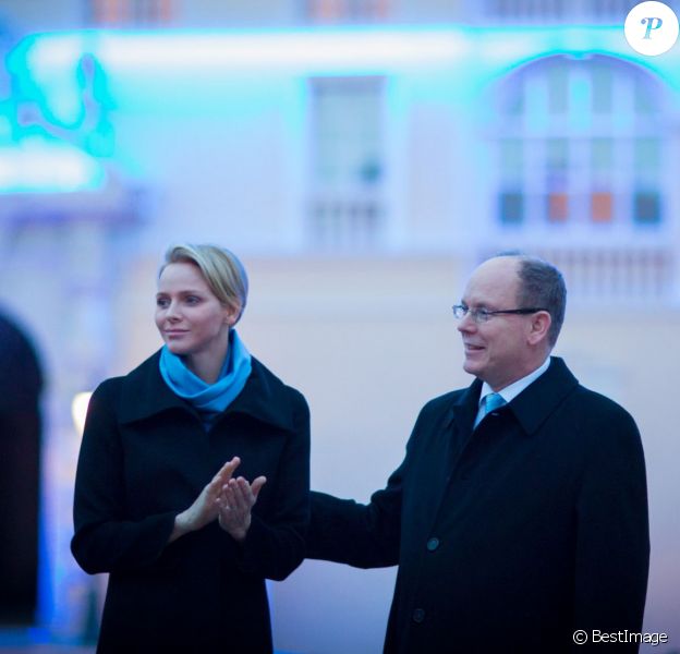 La princesse Charlene de Monaco, accompagnée par son mari le prince Albert, présidait le 2 avril 2014 la cérémonie d'illumination du palais princier, qui s'est couvert de bleu en soutien de la Journée mondiale de sensibilisation à l'autisme et de l'initiative ''Light it up Blue''.