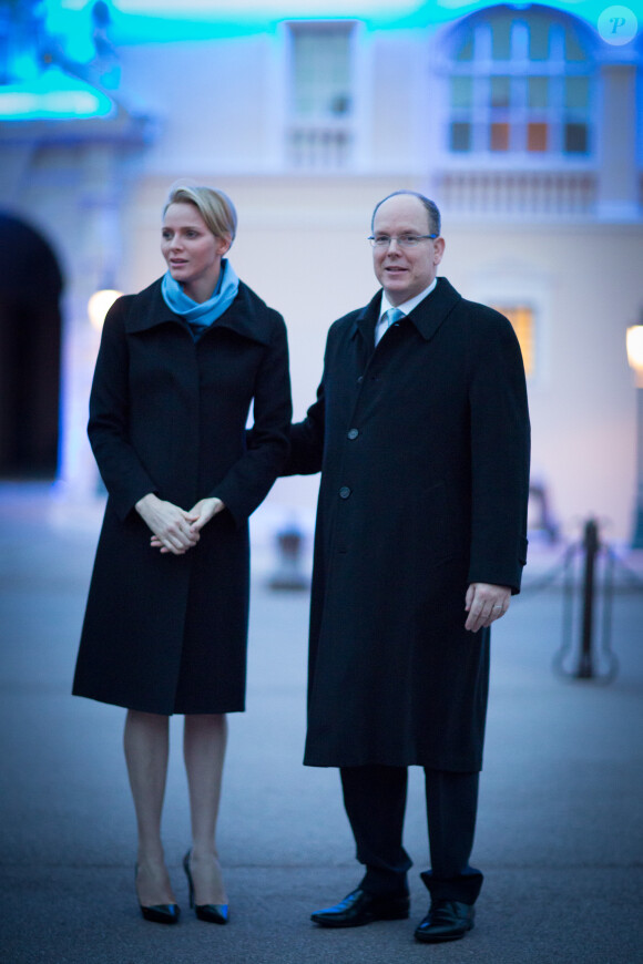 La princesse Charlene de Monaco, accompagnée par son mari le prince Albert, présidait le 2 avril 2014 la cérémonie d'illumination du palais princier, qui s'est couvert de bleu en soutien de la Journée mondiale de sensibilisation à l'autisme et de l'initiative ''Light it up Blue''.