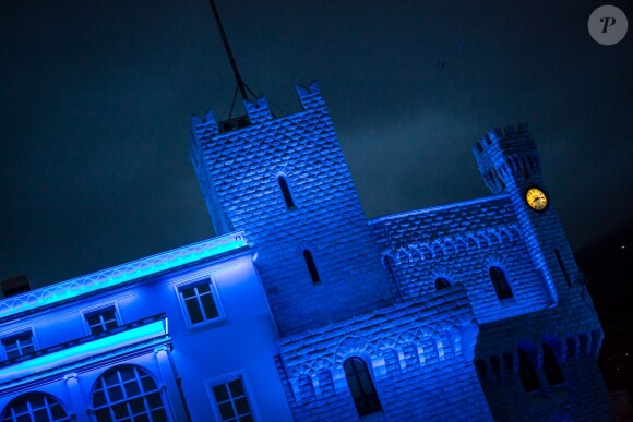 Le palais de Monaco, en présence de la princesse Charlene et du prince Albert, a été illuminé de bleu en soutien de la Journée mondiale de sensibilisation à l'autisme et de l'initiative ''Light it up Blue'', le 2 avril 2014