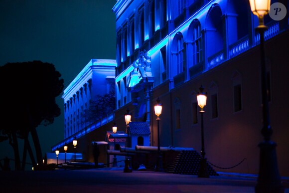 Le palais de Monaco, en présence de la princesse Charlene et du prince Albert, a été illuminé de bleu en soutien de la Journée mondiale de sensibilisation à l'autisme et de l'initiative ''Light it up Blue'', le 2 avril 2014