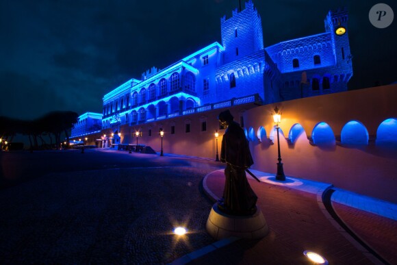 Le palais de Monaco, en présence de la princesse Charlene et du prince Albert, a été illuminé de bleu en soutien de la Journée mondiale de sensibilisation à l'autisme et de l'initiative ''Light it up Blue'', le 2 avril 2014
