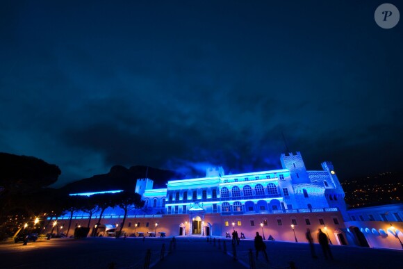 Le palais de Monaco, en présence de la princesse Charlene et du prince Albert, a été illuminé de bleu en soutien de la Journée mondiale de sensibilisation à l'autisme et de l'initiative ''Light it up Blue'', le 2 avril 2014
