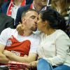 Franck Ribéry et sa femme Wahiba s'embrassant sous le regard de Bastian Schweinsteiger lors de la rencontre du Top 16 de l'Euroligue entre le Bayern Munich et le Maccabi Tel Aviv, le 3 avril 2014 à Munich.