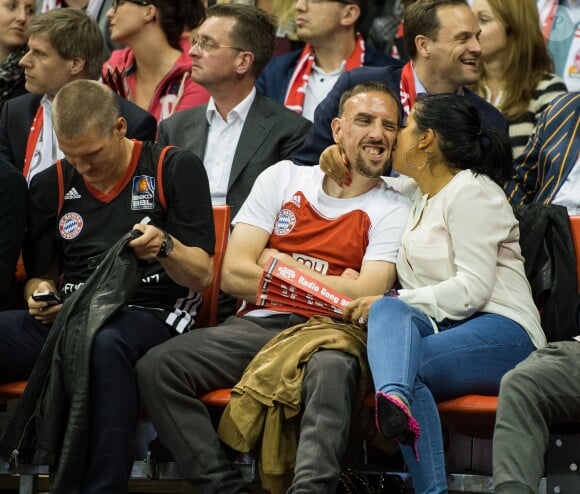 Franck Ribéry et sa femme Wahiba en amoureux lors de la rencontre du Top 16 de l'Euroligue entre le Bayern Munich et le Maccabi Tel Aviv, le 3 avril 2014 à Munich.