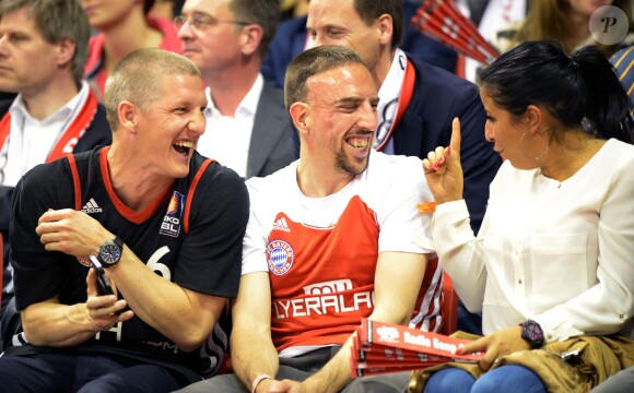 Franck Ribéry, avec son coéquipier Bastian Schweinsteiger à sa droite, et sa femme Wahiba ont suivi la rencontre du Top 16 de l'Euroligue entre le Bayern Munich et le Maccabi Tel Aviv, le 3 avril 2014 à Munich.