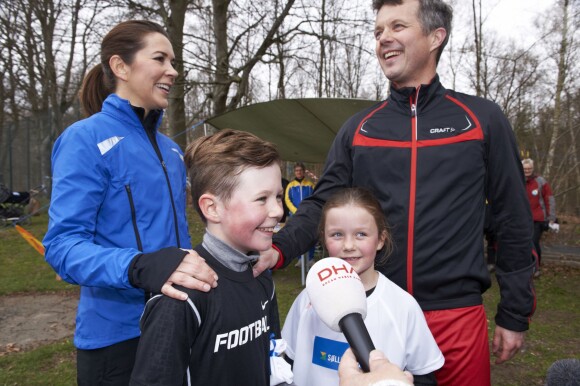 Le prince Frederik de Danemark, son épouse la princesse Mary et leurs enfants Christian et Isabella ont participé à une course d'orientation à Rude, au Danemark, le 5 avril 2014.