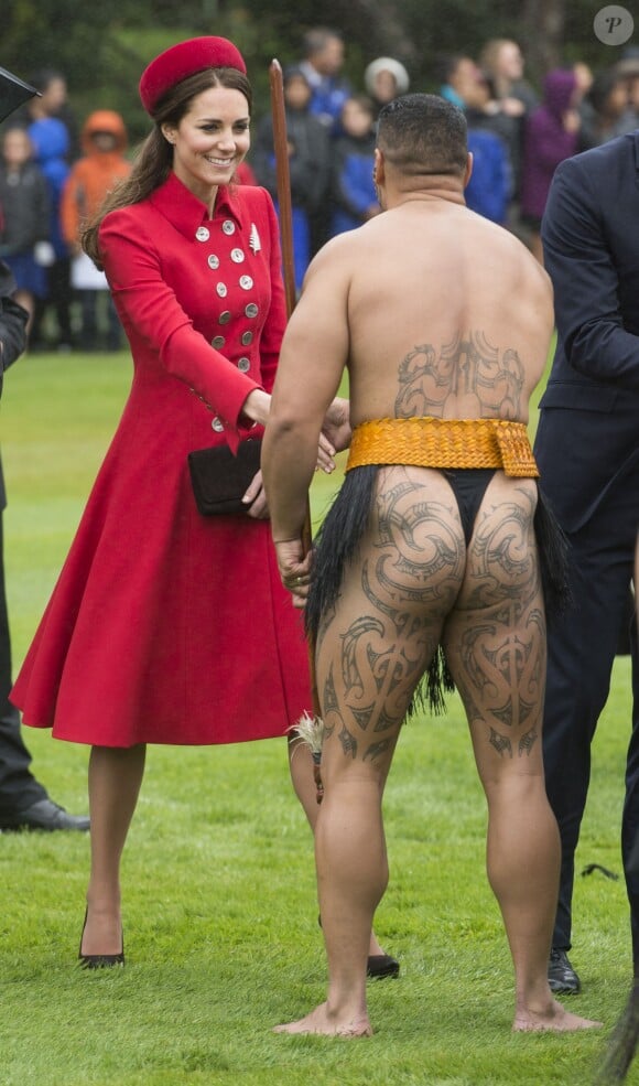 Kate Middleton saluant un guerrier maori à la Maison du gouvernement à Wellington, en Nouvelle-Zélande, le 7 avril 2014