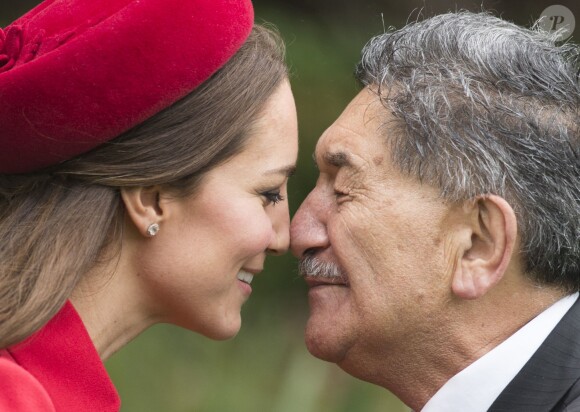 Kate Middleton pratiquant le hongi, le salut traditionnel maori, à la maison du gouvernement de Wellington, en Nouvelle-Zélande, à leur arrivée le 7 avril 2014