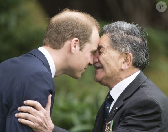 Le prince William en plein hongi avec son hôte, à la Maison du gouvernement à Wellington, le 7 avril 2014 à leur arrivée en Nouvelle-Zélande.