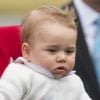 Le prince George de Cambridge, dans les bras de sa maman Kate Middleton, arrivant à Wellington, en Nouvelle-Zélande, le 7 avril 2014 pour son premier voyage officiel.