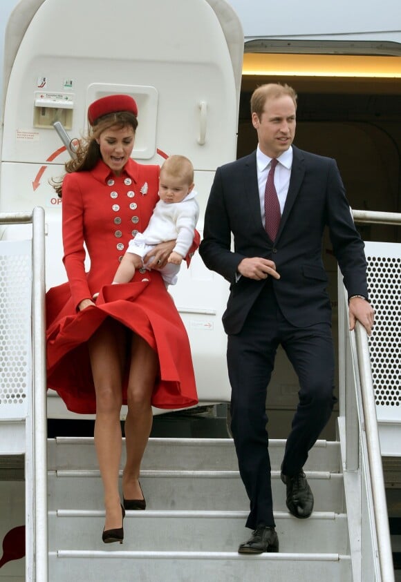 Kate Middleton a vécu un ''Marilyn moment'' en débarquant avec William sur le tarmac de Wellington, le prince George de Cambridge dans les bras, le 7 avril 2014 pour le début de leur tournée en Nouvelle-Zélande.