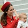 Kate Middleton, en manteau Catherine Walker et calot Gina Foster, le prince William et le prince George ont atterri le 7 avril 2014 à Wellington pour le début de leur tournée en Nouvelle-Zélande, jusqu'au 16 avril.